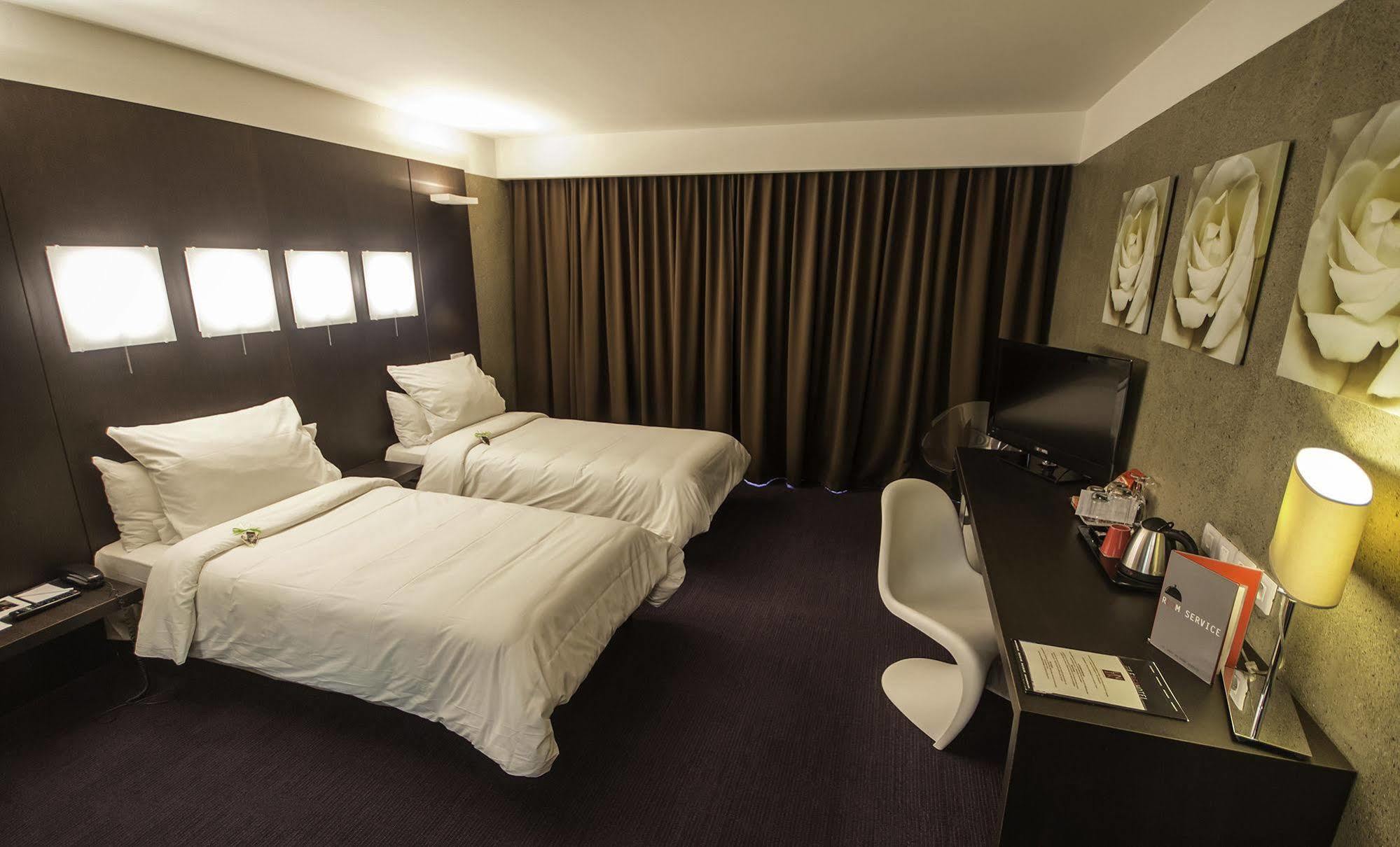 Le Rex Hotel Тарб Экстерьер фото